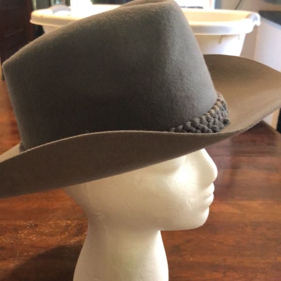 Cowboy hat 🤠  Grey/braid around crown/feathers/kangaroo accent gold tone large - Picture 3 of 14